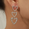 Orecchini a cuore in argento a tre livelli con trama a bambù indossati da modella - Triplo Cuore Trama Irregolare (F1059) / Color Acciaio