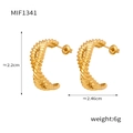 Detalle de pendientes de aro en espiral dorados en forma de C con medidas y textura - Dorado