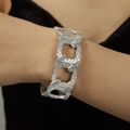 Brazalete de hombre en forma de C de acero inoxidable con circonitas y textura martillada - Color Acero