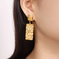Goldene Titanstahl-Ohrringe mit langen rechteckigen Anhängern und Lava-Struktur-Finish - Gold