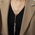 Elegante zilveren kwastjes Y-ketting met zirkonia hangers op een zakelijke outfit - Zilver
