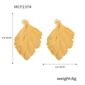 Dettaglio orecchini a foglia dorata con trama fine e dimensioni di 3,5 cm x 2,4 cm - Oro