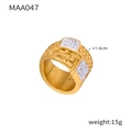 Breiter goldener Titanring mit dreifachen Kristall-Pavés und geprägtem Schuppenmuster - US 6 / Quadratischer Pflaster Eingelegter Textur Stil (A047)