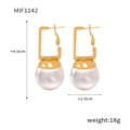 Boucles d'oreilles minimalistes dorées avec boucle carrée et grandes perles blanches sur fond blanc - Or + Perle Blanche