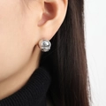 Minimalistischer silberner Kugelohrstecker mit Hochglanz-Finish auf dem Ohr eines Models - Stahlfarbene (Silber) Böser Blick Kugelohrringe (F1154)