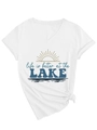 Detail eines weißen V-Ausschnitt-Shirts mit Lake Life Spruch und Knotendetail - S / Weiß