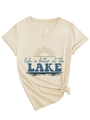 Detail eines V-Ausschnitt T-Shirts mit Lake-Print und geknotetem Saum-Design - S / Sandfarben