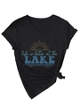 Détail de l'imprimé Life is Better at the Lake et des manches roulées sur un t-shirt col V - S / Noir