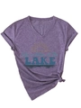 Détail du t-shirt violet col en V avec imprimé Lake et nœud latéral élégant - S / Violet