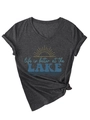 Détail du t-shirt col V montrant l'imprimé Life is Better at the Lake et le nœud latéral - S / Gris Chiné Noir