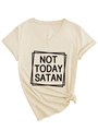 Dettaglio di t-shirt crema scollo a V con stampa Not Today Satan e nodo laterale - S / Sabbia (Font Nero)
