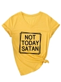 Dettaglio della maglietta gialla con scollo a V, stampa Not Today Satan e nodo laterale - S / Giallo (Testo Nero)