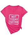 Détail du t-shirt col V rose vif avec imprimé Not Today Satan et ourlet noué stylé - Rouge Rose (Police Blanche)