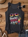 Dettaglio della canotta estiva con stampa Beaches Booze e Besties su sfondo di legno - S / grigio scuro