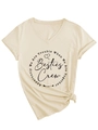 Detail eines beigen T-Shirts mit V-Ausschnitt, 'Besties Crew' Print und Seitenknoten - S / Sand (Schwarze Schrift)