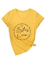 Detail eines gelben V-Ausschnitt T-Shirts mit Besties Crew Print und Saumknoten - S / Gelb (Schwarzer Text)