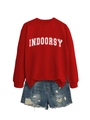 Detailansicht eines roten Langarm-Sweatshirts mit Indoorsy-Aufdruck und zerrissenen Denim-Shorts - S / Weiße Schrift / Rot