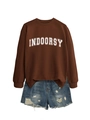 Detailansicht des braunen Sweatshirts mit Indoorsy-Print und Denim-Shorts im Used-Look - S / Weiße Schrift / Kaffeebraun