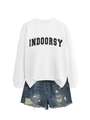 Flachbild von weißem Indoorsy Sweatshirt und distressed blauen Denim-Shorts Set - S / Schwarze Schrift / Weiß