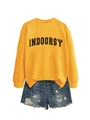 Flachbild von hellgelbem Sweatshirt mit INDOORSY Aufdruck und zerrissenen Denim-Shorts - S / Schwarze Schrift / Gelb