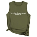 Détail du débardeur sans manches vert armée avec slogan blanc et détail de l'ourlet noué - Vert Militaire