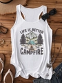 Detailweergave van witte tanktop met kampvuurprint op donkere houten achtergrond - S / Wit