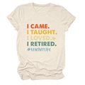 Dettaglio della manica con risvolto e slogan insegnante sulla t-shirt in cotone panna - S / Sabbia