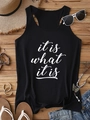Dettaglio canotta nera con scritta bianca 'it is what it is' su sfondo in legno vintage - S / Nero
