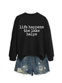 Détail à plat d'un sweat-shirt noir à manches longues avec texte graphique blanc - Noir (Police Blanche)