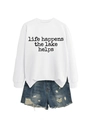 Mise à plat de sweat blanc à manches longues avec texte et short en jean déchiré - Blanc (Police Noire)
