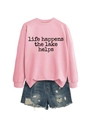 Détail du sweat rose avec texte Life Happens The Lake Helps et finitions en bords-côtes - Rose (Texte Noir)