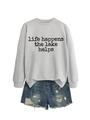 Mise à plat d'un sweat gris à col rond avec imprimé lac et mini short en jean vieilli - Gris (Police Noire)