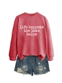 Détails du tissu du sweat-shirt rouge brique et du short en jean vieilli pour femme - Rouge (Police Blanche)