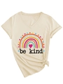 Detail des cremefarbenen V-Ausschnitt T-Shirts mit Regenbogen-Print und Knoten-Akzent - S / Sandfarben