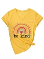 Detail eines gelben V-Ausschnitt T-Shirts mit Regenbogen-Druck und geknotetem Saum - S / Gelb