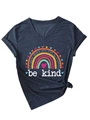 Détail d'un t-shirt bleu marine à col en V avec motif arc-en-ciel et citation Be Kind - S / Bleu Marine