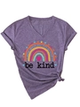 Détail du t-shirt violet à col en V avec imprimé arc-en-ciel et ourlet noué chic - S / Violet (Imprimé Noir)