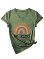 Détail d'un t-shirt col V vert chiné avec imprimé arc-en-ciel et ourlet noué stylé - S / Vert olive