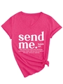 Dettaglio della t-shirt magenta con scollo a V, stampa testo e nodo in vita - Rosa Rosso (Font Bianco)