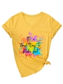 Dettaglio della t-shirt gialla con scollo a V, stampa artistica e orlo annodato trendy - S / Giallo