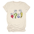 Dettaglio della grafica cartoon e del testo WAIT WHAT STOP IT su una t-shirt in cotone beige - S / Sabbia