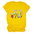 Gros plan d'un T-shirt jaune en coton avec motifs de ponctuation de dessins animés - S / Hauts / Jaune