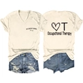 Dettaglio fronte e retro della t-shirt Occupational Therapy con pantaloncini denim - S / crema
