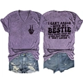 Dettaglio della t-shirt viola con scollo a V e citazione con pantaloncini di jeans - Viola (Grafica Nera)