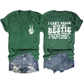 Dettaglio della t-shirt verde bosco con scollo a V, stampa scheletro e shorts in denim - Verde Retrò (Grafica Bianca)