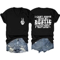 T-shirt nera con scollo a V e slogan con pantaloncini di jeans consumati con buchi - Nero (Grafica Bianca)