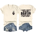 Dettaglio posteriore di t-shirt beige con scollo a V, scritte vintage e pantaloncini in denim - S / Sabbia (Grafica Nera)
