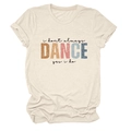 Dettaglio della stampa retrò 'i don't always DANCE' su tessuto di t-shirt color crema - S / Sabbia (Testo Nero)