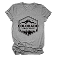 Κοντινό πλάνο του Colorado Est 1876 τύπωμα βουνού σε γκρι μελανζέ βαμβακερό t-shirt - S / Σκούρο Γκρι (Μαύρη Γραμματοσειρά)