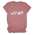 Détail de l'imprimé LOVE avec silhouettes de chats sur un t-shirt rose poudré à col rond - S / Haut / Or Rose (Police Blanche)